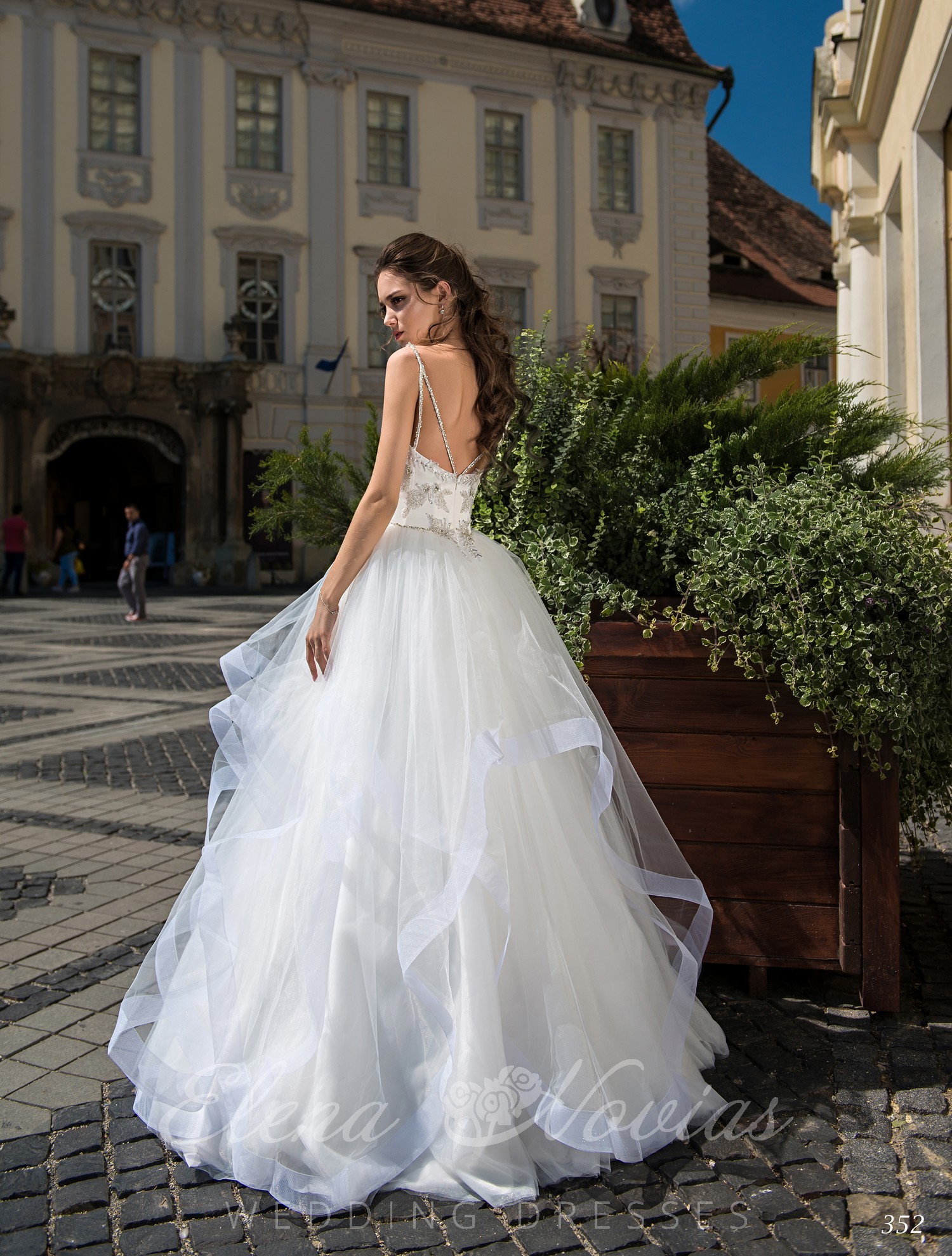 Свадебное платье с воланами от Elena Novias оптом